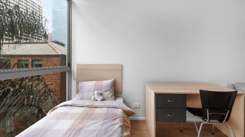 Studio w/ Floorboards - Desk & Bed