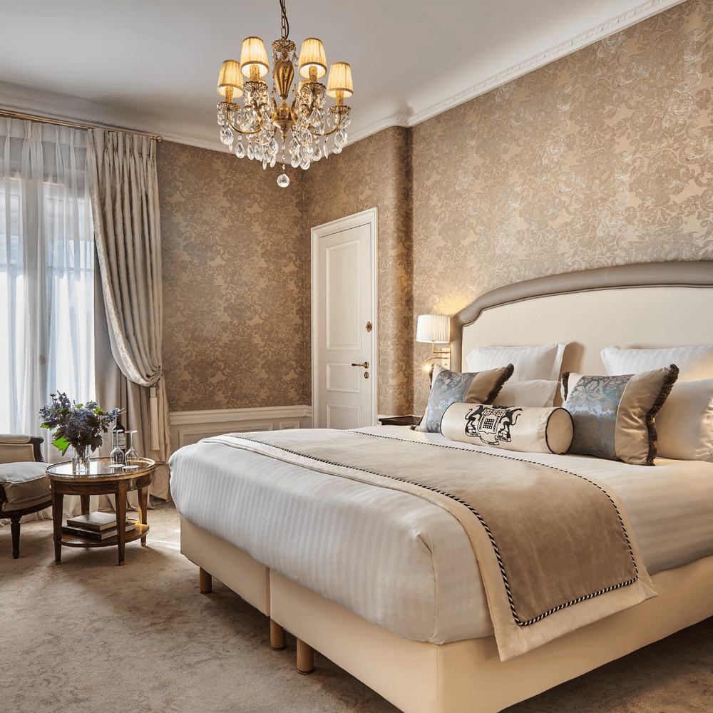 Chambre Executive élégamment meublée avec vue sur la rue de la Paix à l'Hôtel Westminster Paris.