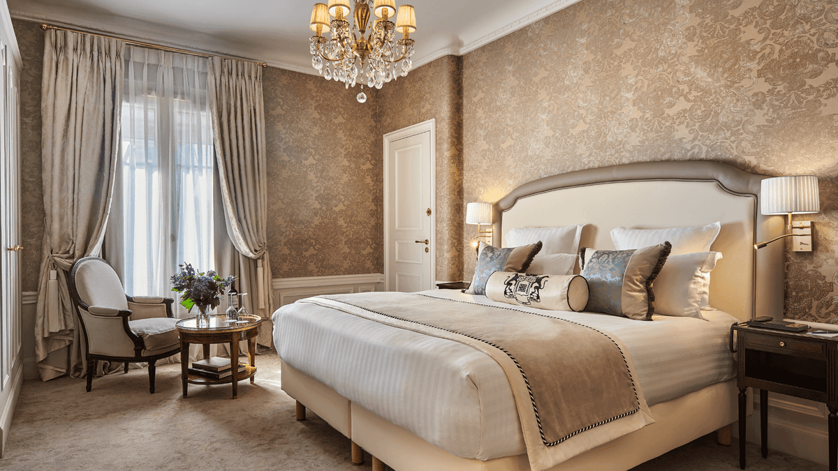 Chambre Executive élégamment meublée avec vue sur la rue de la Paix à l'Hôtel Westminster Paris.
