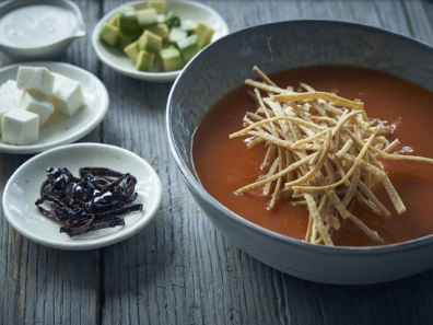 Primer plano de una sopa de calabaza servida en One Hotels