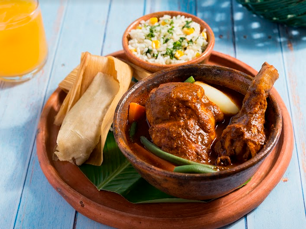 Chicken curry and tamales served with a juice at Porta Hotel del Lago