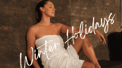 Femme détendue en peignoir sur un banc avec texte Vacances d'Hiver.