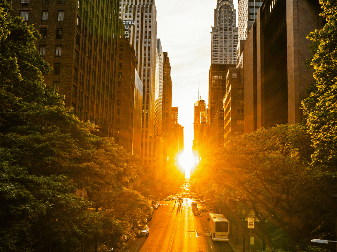 Photo street of manhattan henge looking towards Chysler Building in NYC