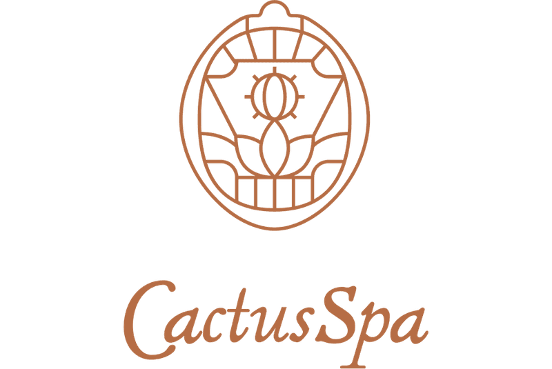 Logo con un emblema ovalado y un cactus estilizado, sobre un fondo negro.