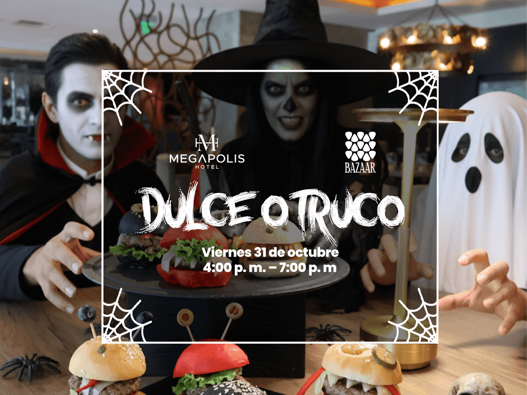 Personas disfrazadas de Halloween y hamburguesas decoradas en la mesa de un restaurante.