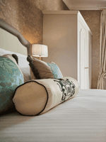 Élégante chambre Deluxe avec un grand lit, du papier peint à motifs et une vue sur Paris à l'Hôtel Westminster - Paris.