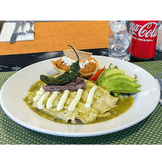 Plato con enchiladas verdes con carne y un chile relleno en Fonda De Hermosillo de Araiza Hermosillo