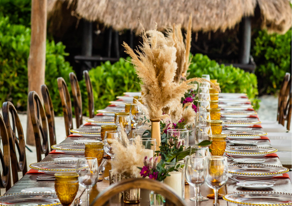Mesa de comedor para bodas arreglada en Explorean Resorts