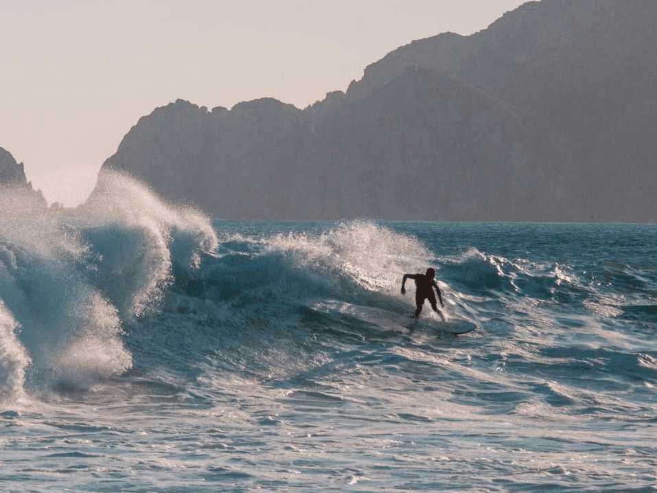 hombre en playas para surfear en Los Cabos