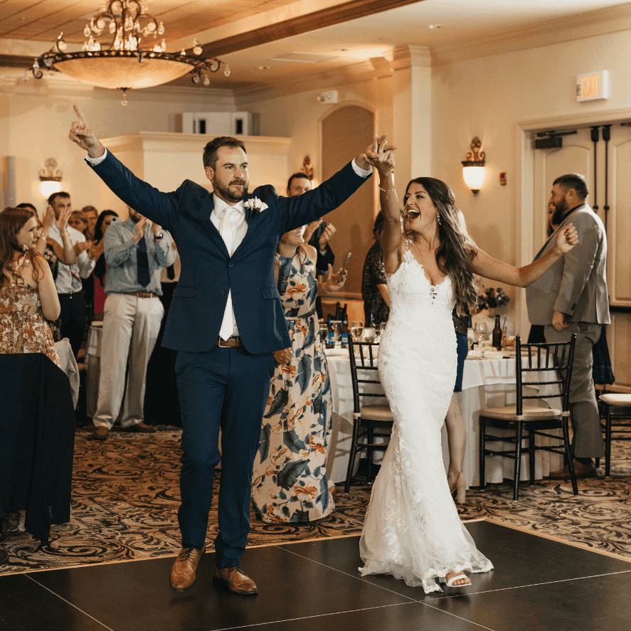 Wedded couple entering a reception while guests applauding at Union Bluff Hotel