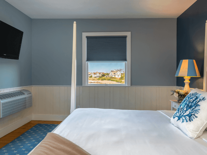 The King Junior Suite Water view room at Breakwater Inn & Spa