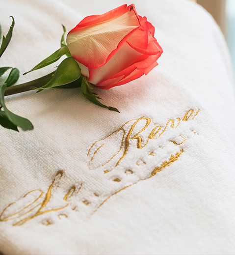 Close-up a rose on a towel at Hotel Boutique Le Reve