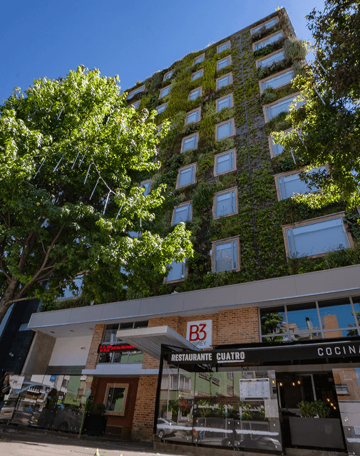 Exterior del Hotel B3 Virrey con grandes ventanas sobre un restaurante de Unika Hotels, hotel destacado en Bogotá, Colombia
