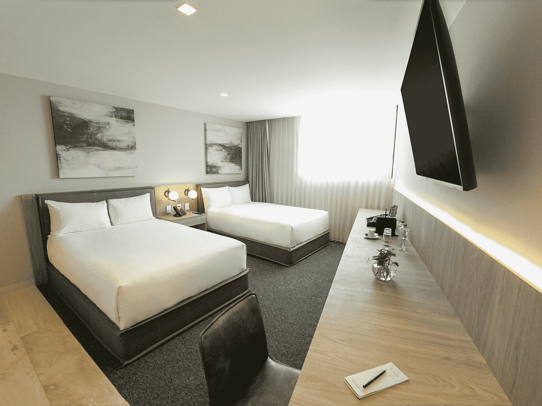 Habitación Deluxe Double con dos camas y escritorio en Elements by Marquis, Ciudad de México.