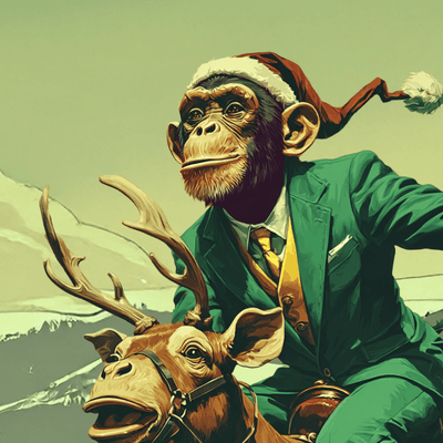 Aff in grünem Anzug und Weihnachtsmütze reitet auf einem Rentier vor einer Bergkulisse.