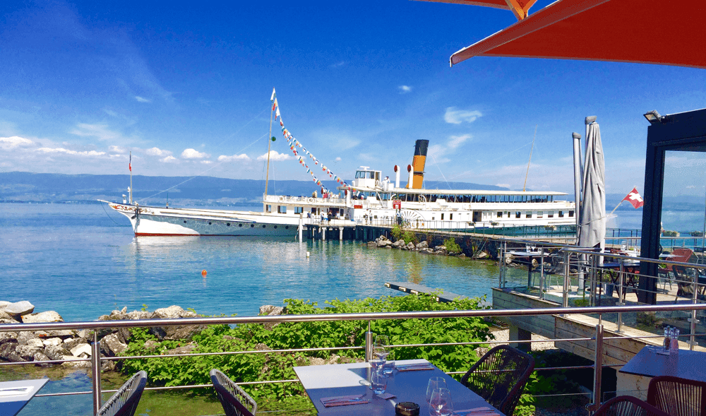 Bateaux sur ponton du restaurant Le Jolla vue lac leman