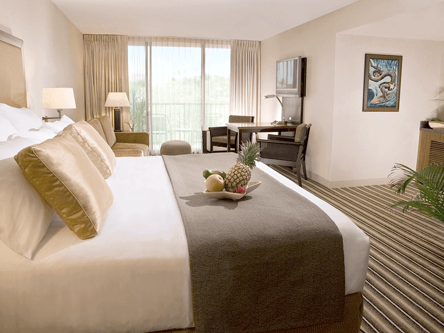 Hoku Hanu Room with a king bed at Maui Coast Hotel