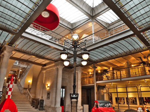 Vue intérieure du musée de la bande dessinée près de l'Hôtel Brussels