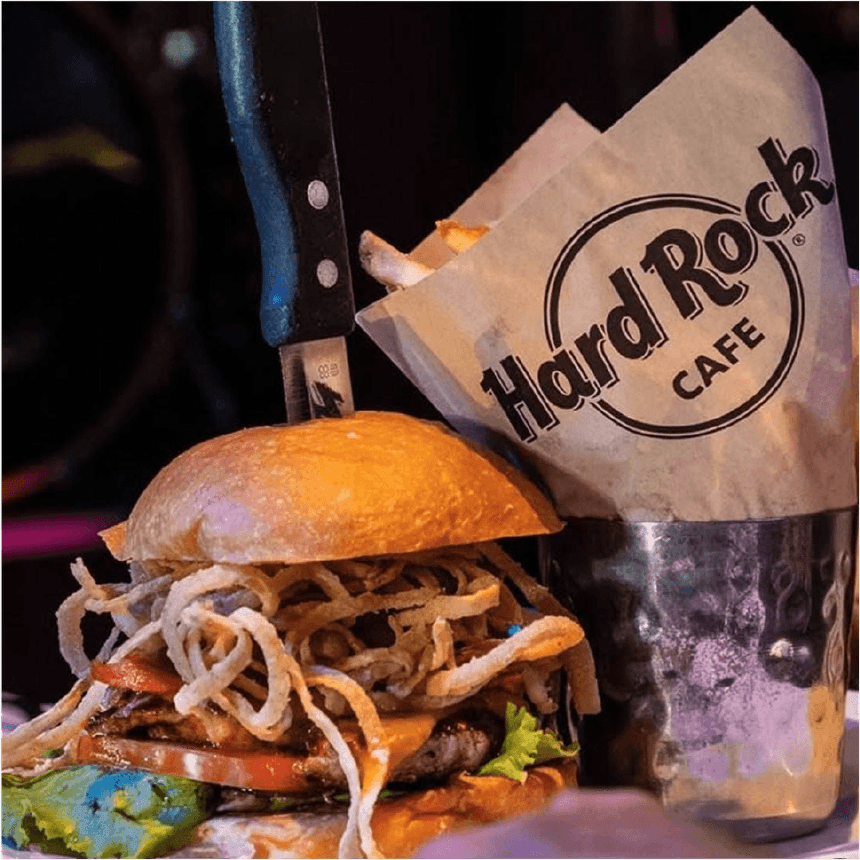 Hamburguesa de ternera con cebolla crujiente, tomate, lechuga y patatas en Hard Rock Cafe de Megapolis Hotel Panama