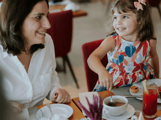 Madre e hija disfrutando de un brunch especial día de la madre en Cascais.