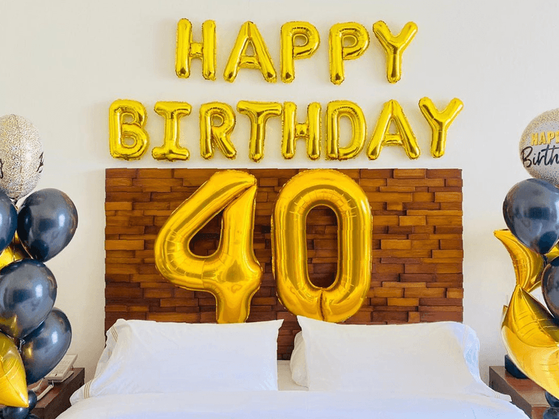 Primer plano de decoraciones de cumpleaños en un dormitorio en Marquis Los Cabos