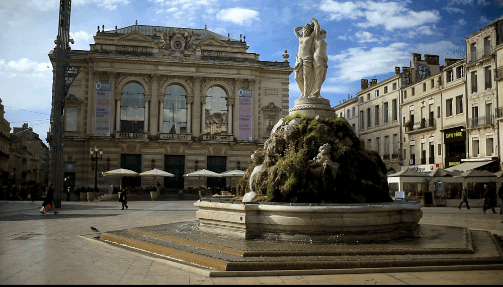 Fontaine de la place de la ville à côté de l'Opéra Orchestre national Montpellier Occitanie près des Hôtels Oceania