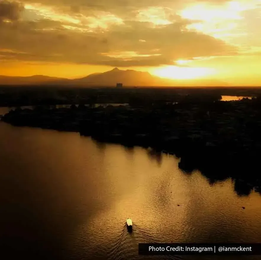 Enjoy the view and serenity of the Sarawak River in East Malaysia - Lexis Hibiscus