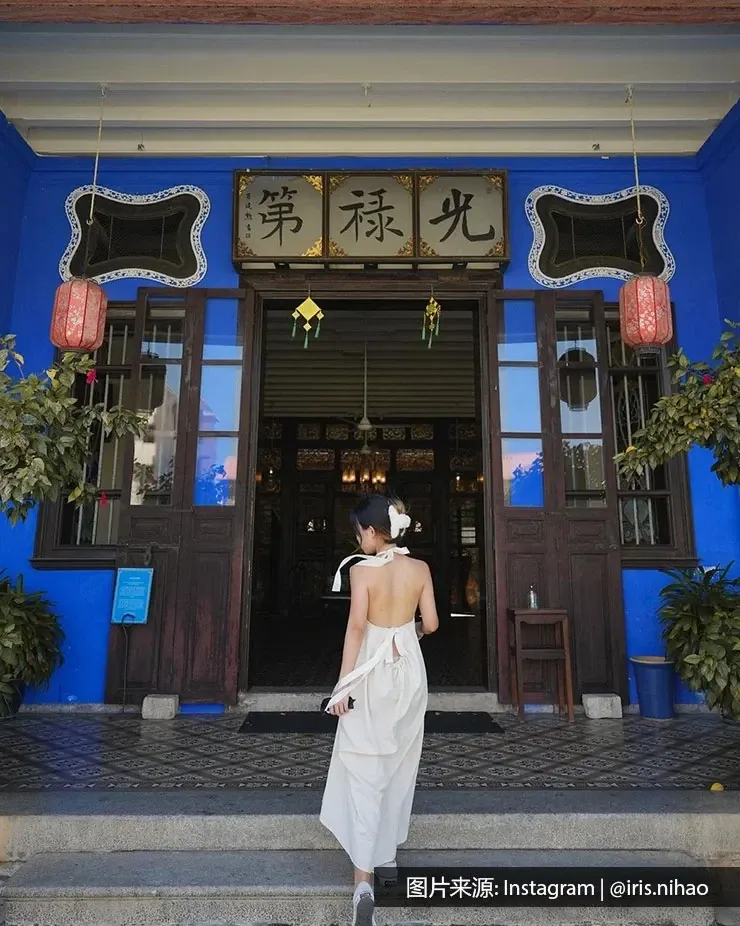 一名女子站在张弼士故居正门前 - 槟城丽昇豪华酒店