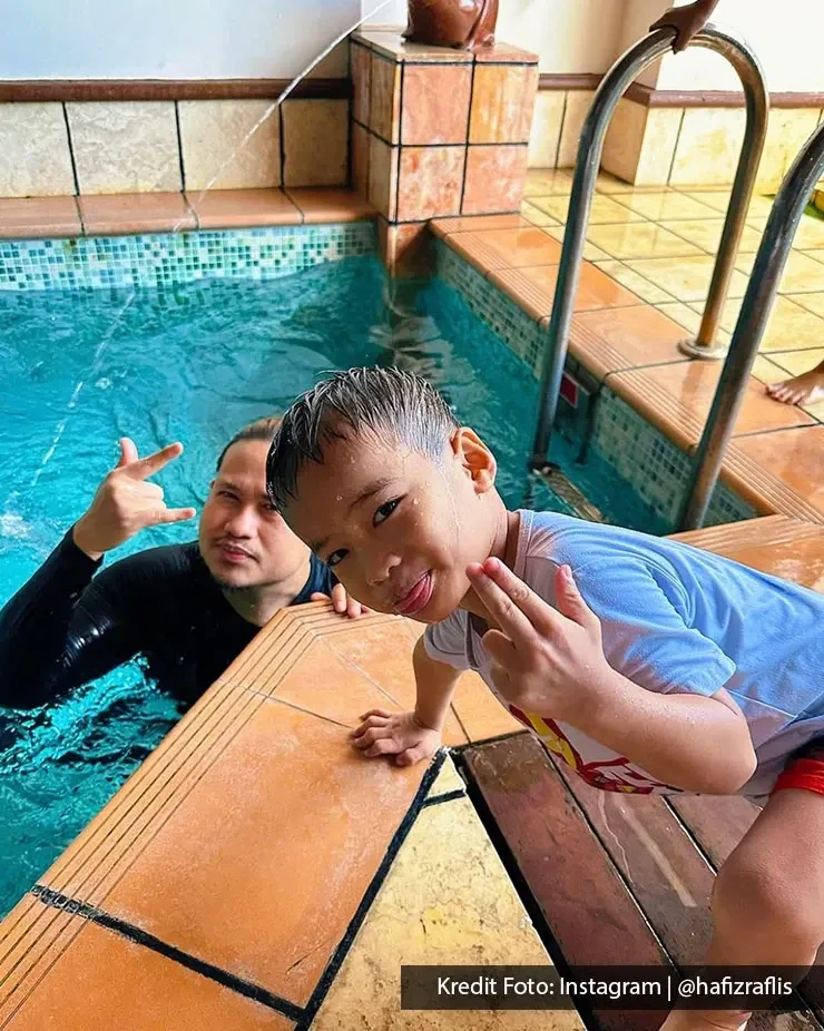 Dewasa dan kanak-kanak menikmati kolam peribadi di Grand Lexis Port Dickson.