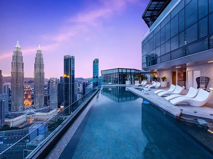 HỒ BƠI TRÊN CAO VỚI KHUNG CẢNH THÁP PETRONAS