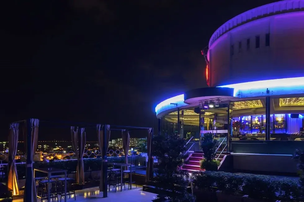 QUẦY BAR TRÊN MÁI Ở PENANG VỚI CẢNH ĐẸP TUYỆT DIỆU