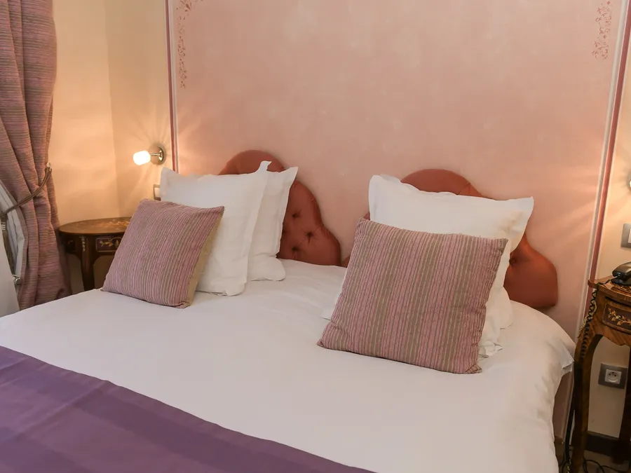 Lit confortable dans la Suite Junior à l'Hôtel Villa Aultia, Ault.