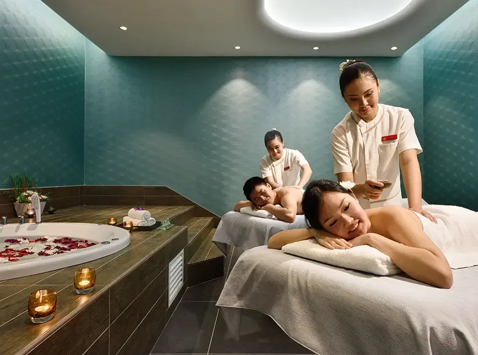 Pasangan menikmati urutan badan di LexSpa dengan suasana tenang dan romantik - Lexis Hibiscus Port Dickson
