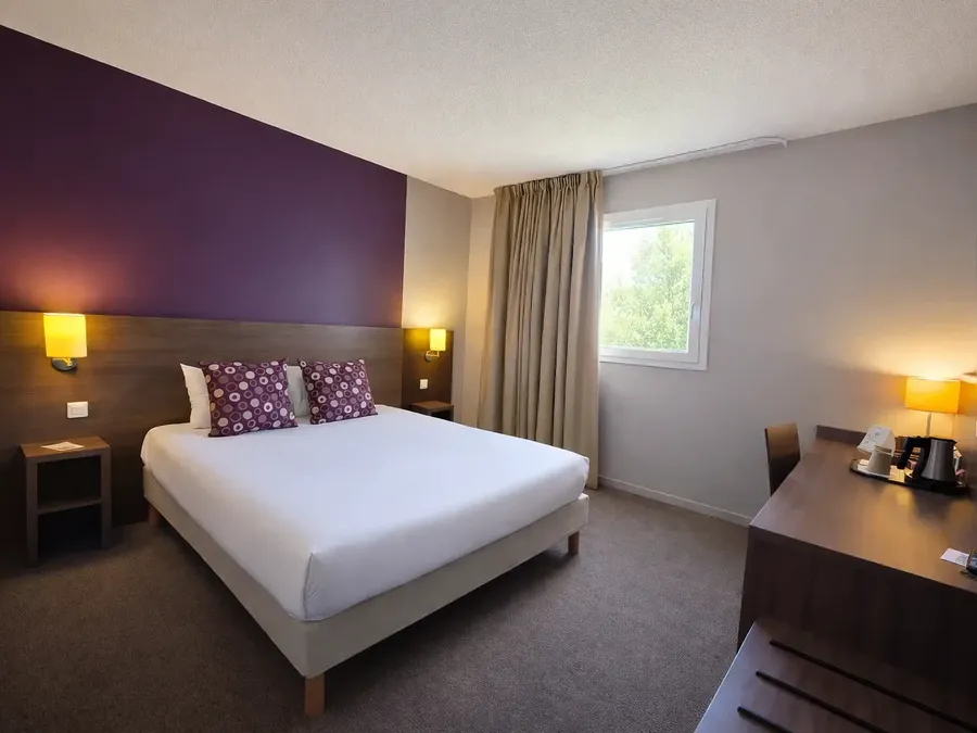 Chambre double confortable avec lit et télévision à l'Hotel Les Bruyères à Castets.
