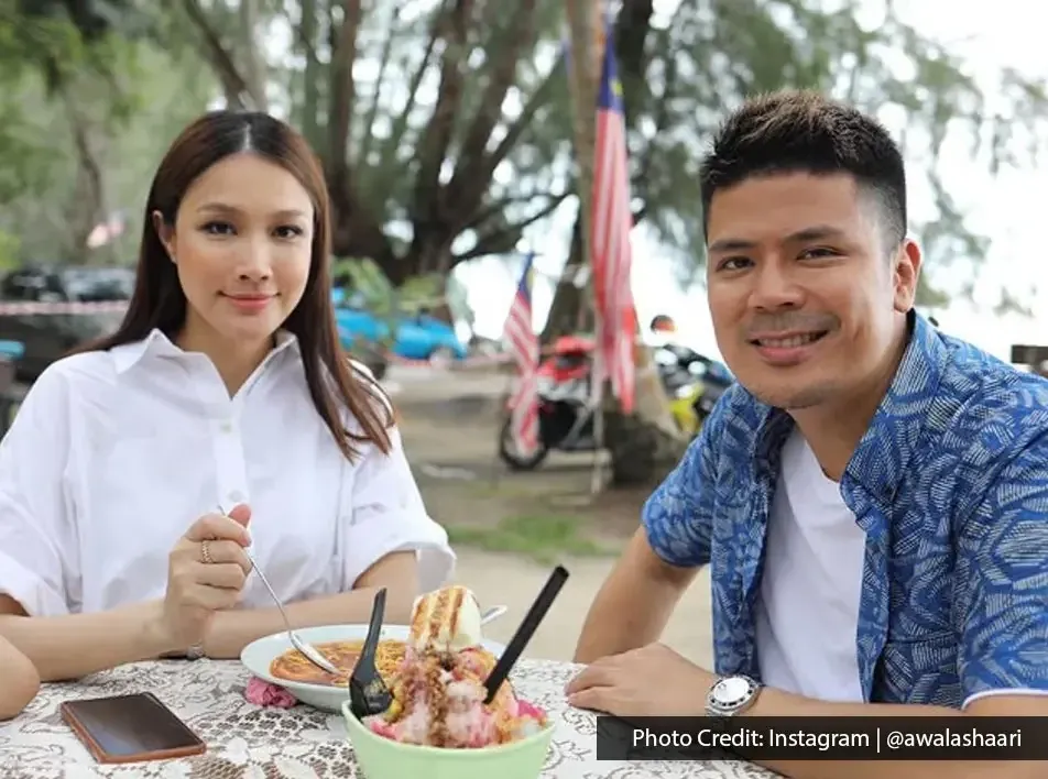 Two people dining together at Pak Tam Mee Udang beachside
