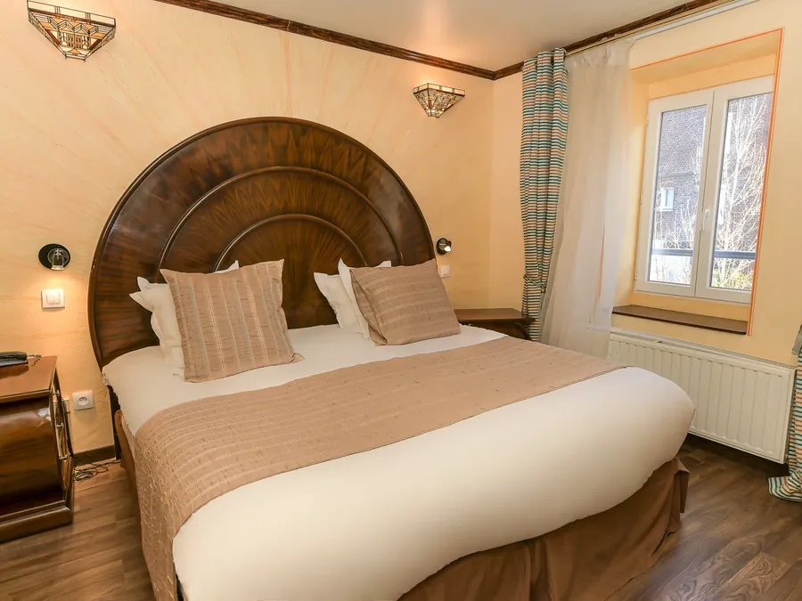 Chambre Suite Junior avec lit et fenêtre à Ault Hôtel Villa Aultia