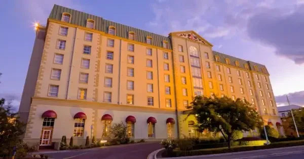 Exterior of Hotel Grand Chancellor Launceston at dusk