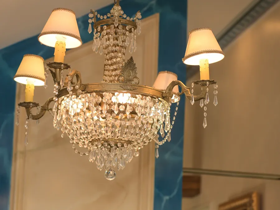 Chandelier élégant dans la Suite Royale à Hôtel Villa Aultia, Ault.