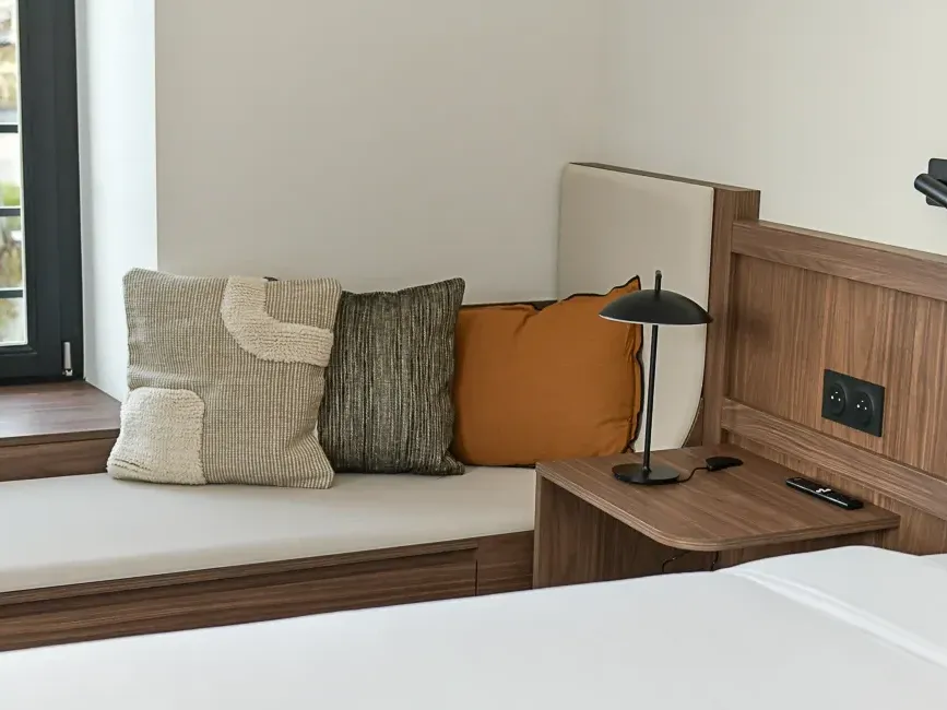 Chambre Comfort avec coin salon intégré et vue sur l'extérieur à l'Hôtel Rivella, Clisson.