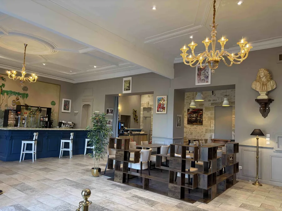 Élégant hall d'entrée avec bar et mobilier moderne au Grand Hôtel Molière.