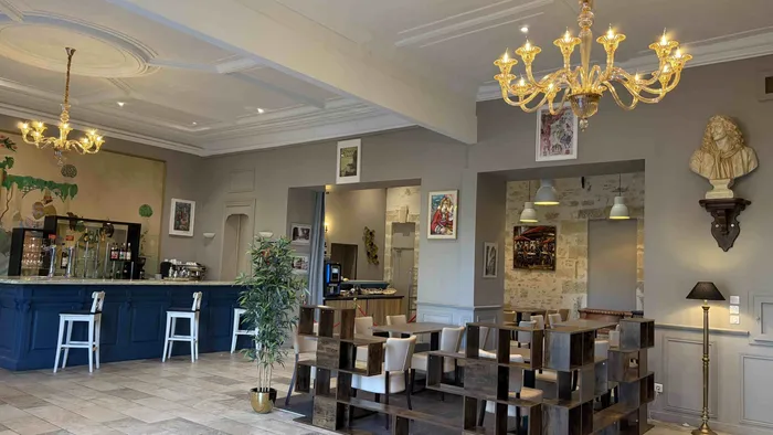 Élégant hall d'entrée avec bar et mobilier moderne au Grand Hôtel Molière.