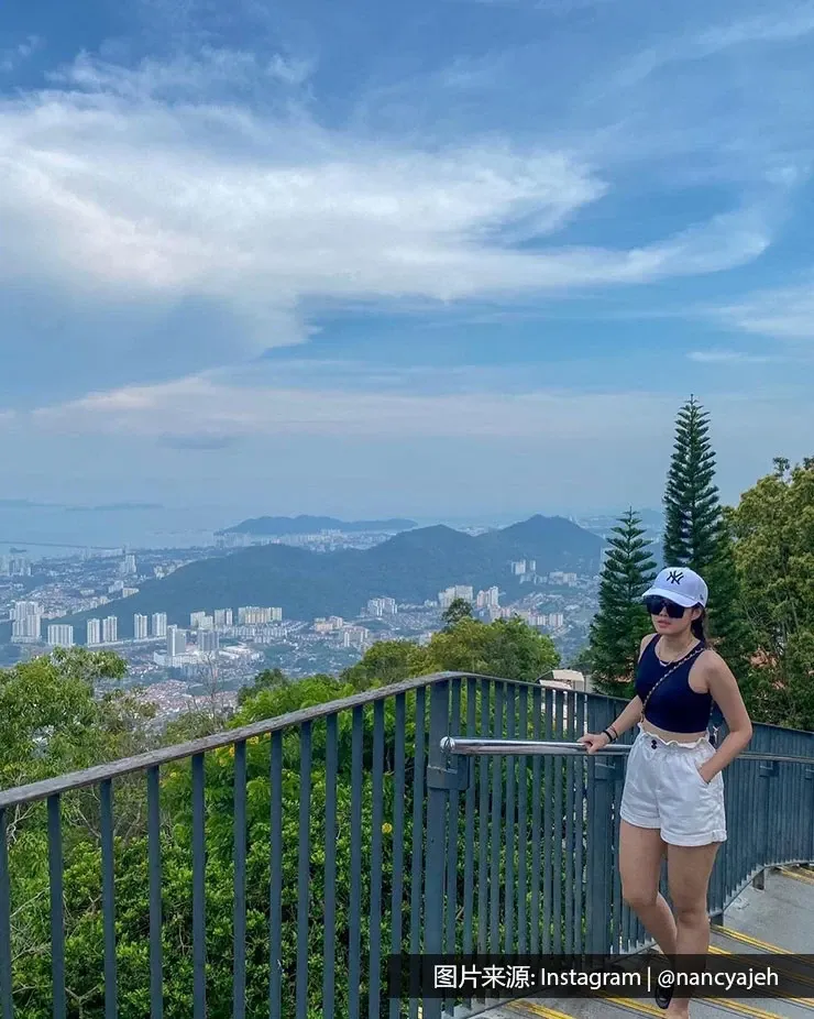 一名女士在升旗山的楼梯上拍照 - 槟城丽昇豪华酒店