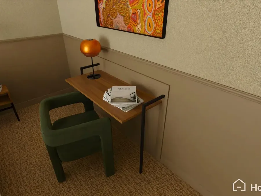 Espace bureau avec chaise verte, lampe orange et tableau coloré au Flore Hôtel & Jardin
