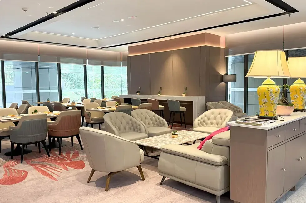 Executive lounge with cozy sofas and elegant lamps - Imperial Lexis Kuala Lumpur