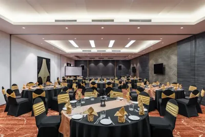 Banquet hall with round tables and black gold theme – Lexis Hibiscus Port Dickson