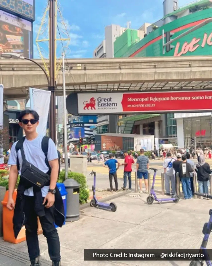 Pedestrian standing outside Lot 10 shopping centre along Bukit Bintang street