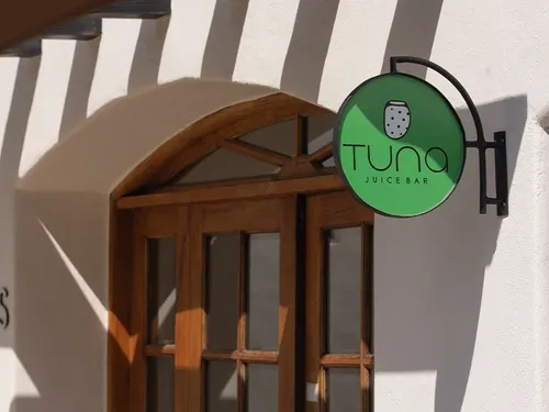Letrero de Tuna Juice Bar en la puerta de entrada en Hacienda Del Mar Los Cabos en Cabo San Lucas.