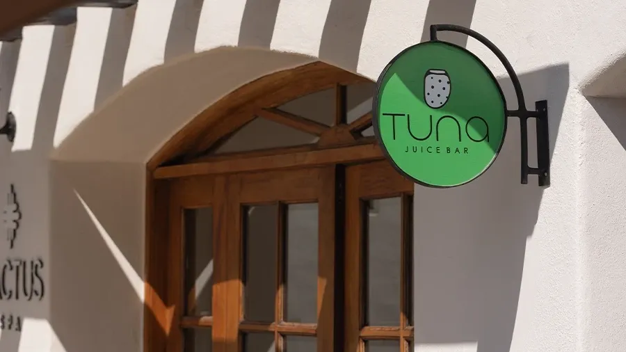 Letrero de Tuna Juice Bar en la puerta de entrada en Hacienda Del Mar Los Cabos en Cabo San Lucas.