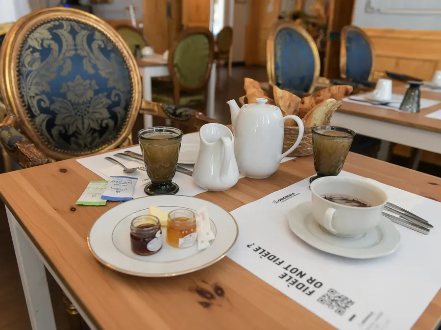 Plateau de petit-déjeuner élégant sur table en bois à l'Hôtel Villa Aultia.