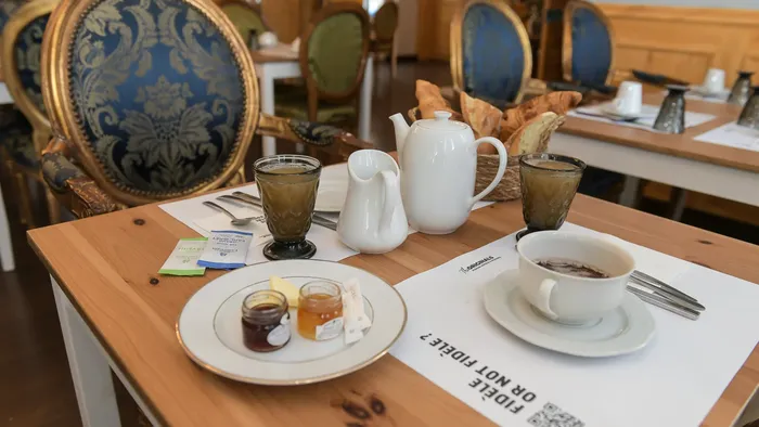 Plateau de petit-déjeuner élégant sur table en bois à l'Hôtel Villa Aultia.